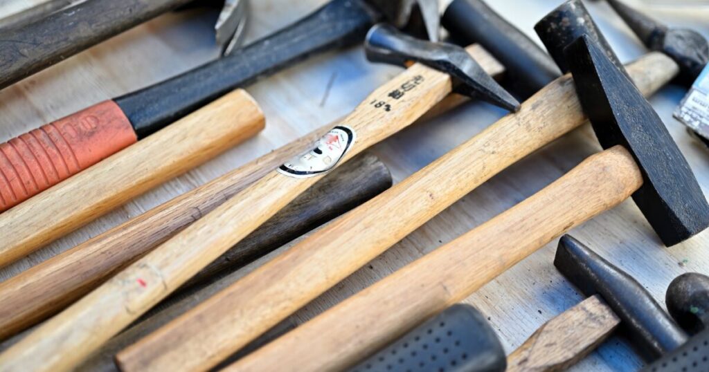 木工や金属加工で使用する各種ハンマーを並べた作業工具