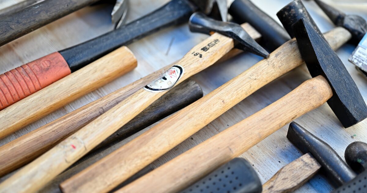 木工や金属加工で使用する各種ハンマーを並べた作業工具