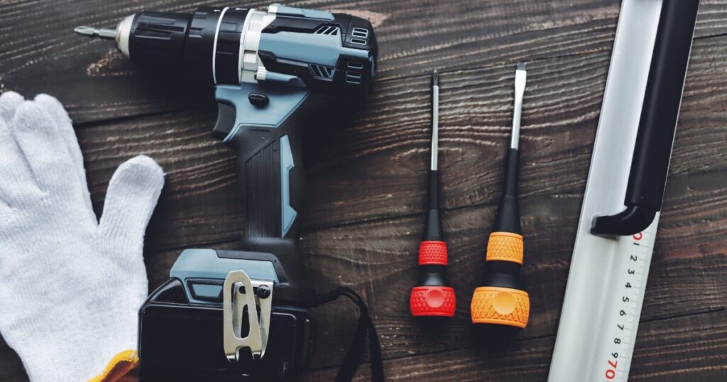 電動ドライバーとドライバー工具を並べたDIY作業用品