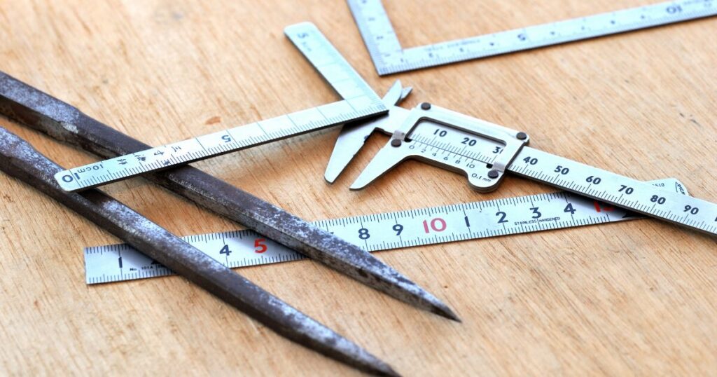 ノギスと定規を並べた精密測定用の計測工具