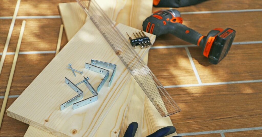 木材と電動ドライバーを使ったDIY製作の材料と工具一式