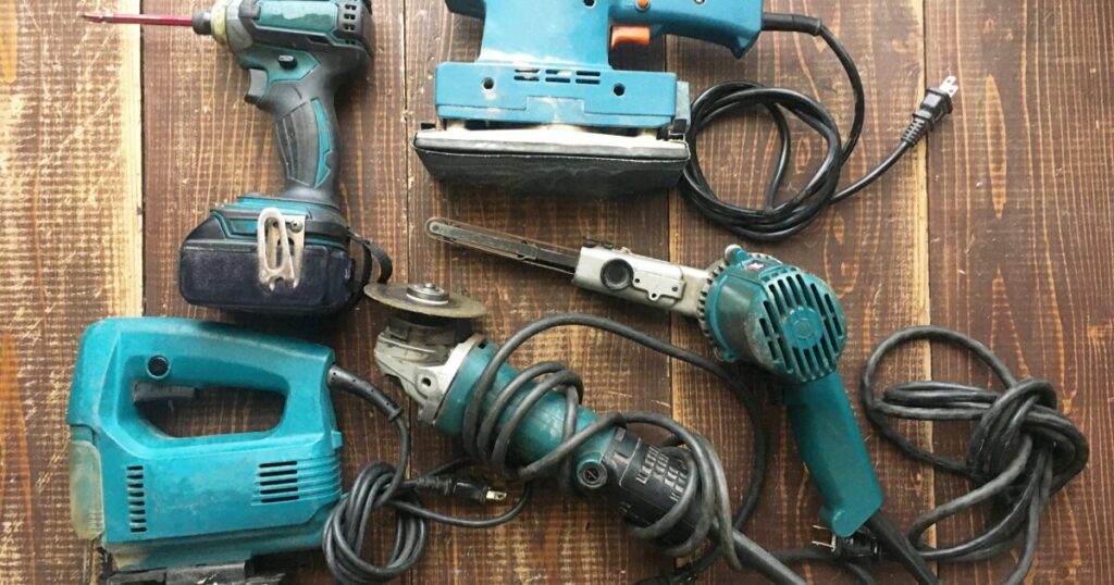 電動ドリルやサンダーなどの電動工具を並べた作業用品