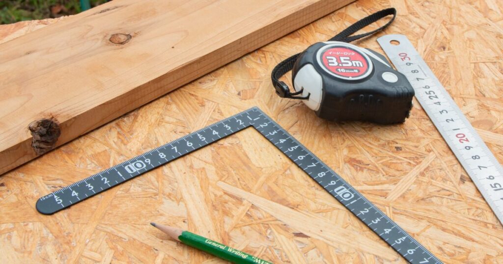 木材加工に使用するスコヤとメジャーを配置した測定工具