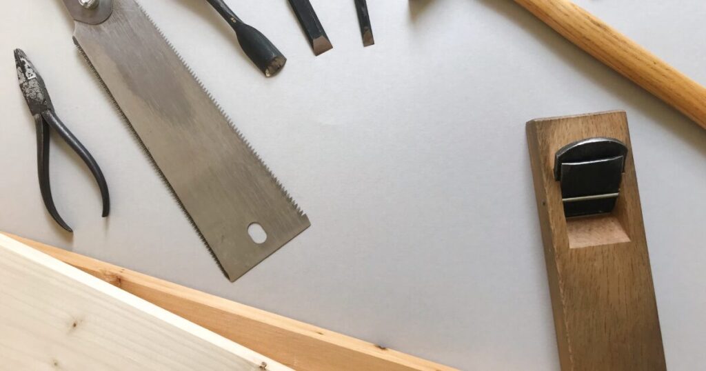 ノコギリやカンナなど木材加工に使用する大工道具一式